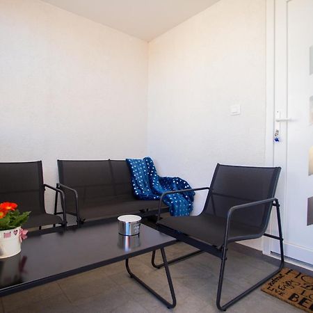 App Sara Apartment Kanfanar Bagian luar foto