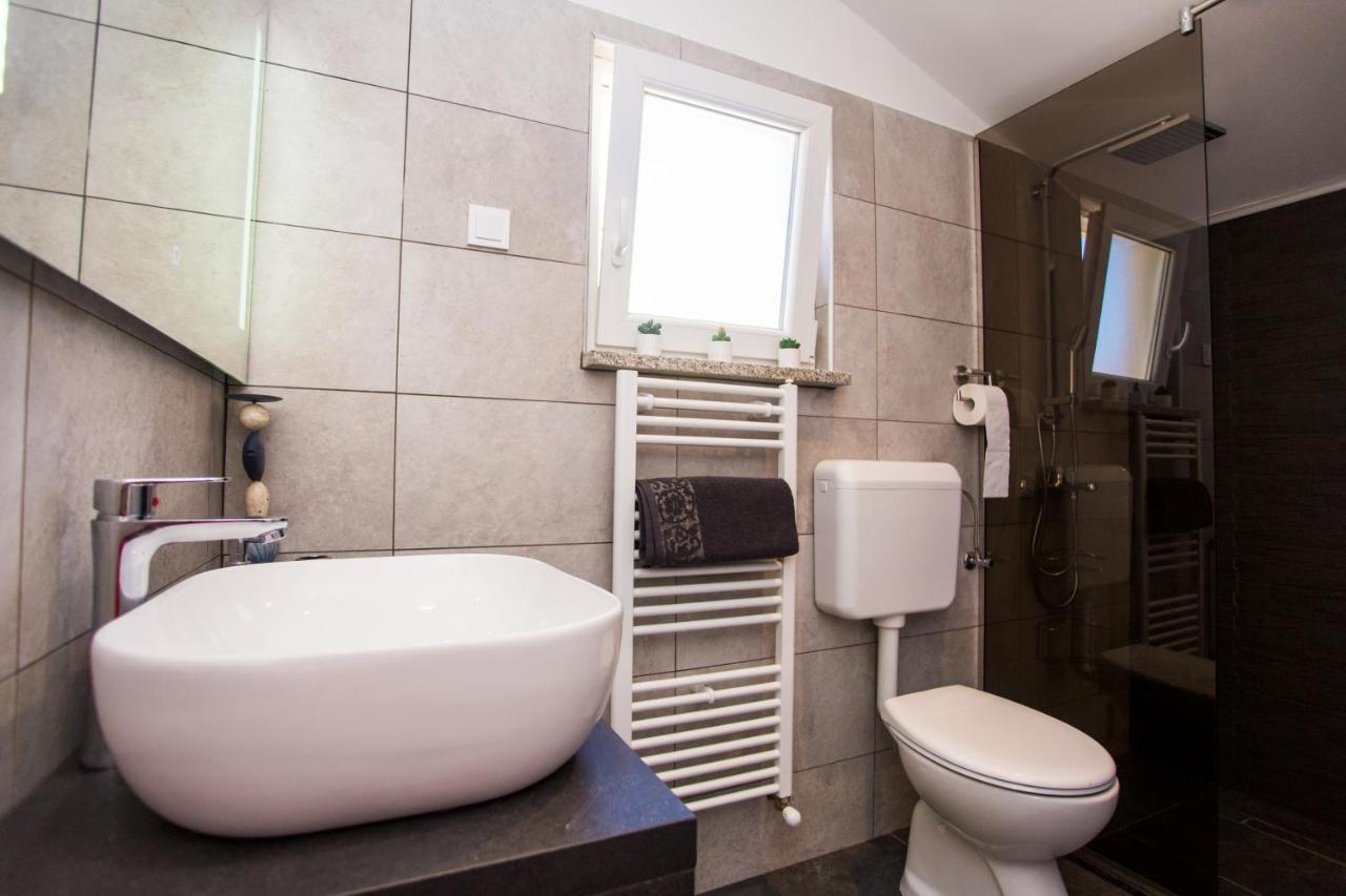 App Sara Apartment Kanfanar Bagian luar foto