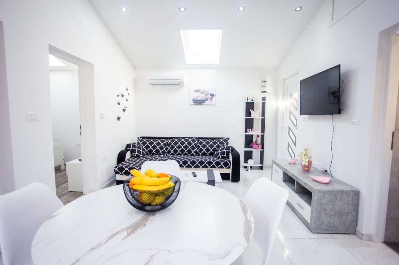 App Sara Apartment Kanfanar Bagian luar foto