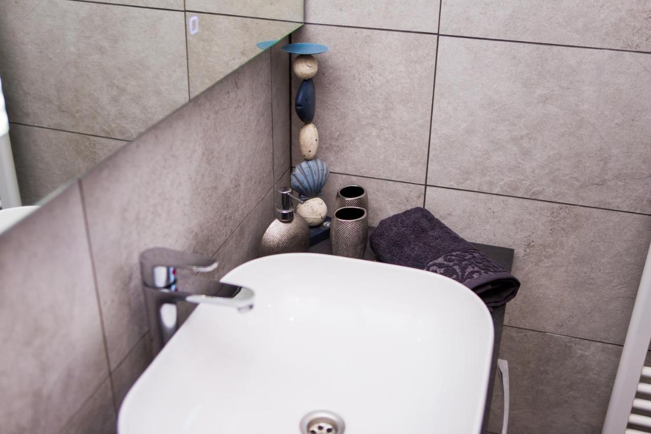 App Sara Apartment Kanfanar Bagian luar foto