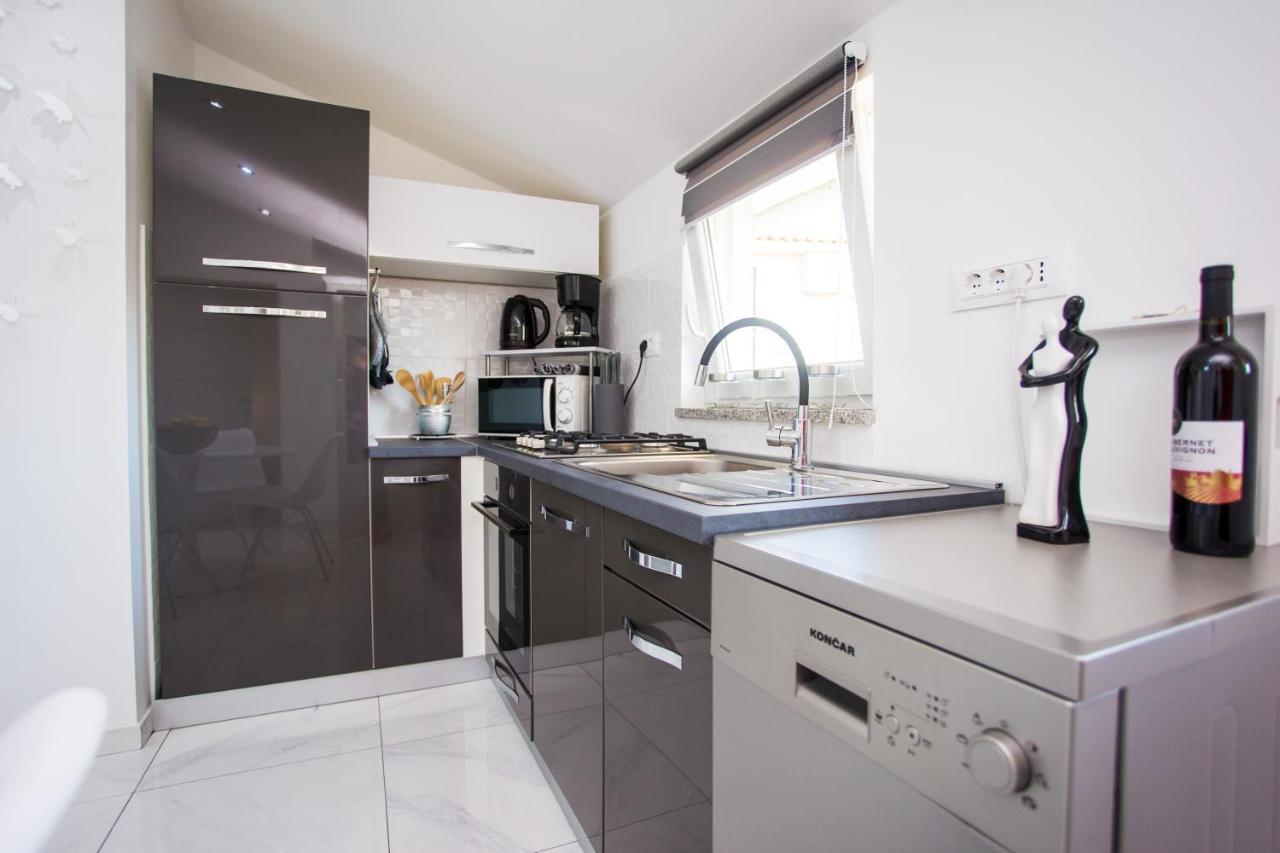 App Sara Apartment Kanfanar Bagian luar foto