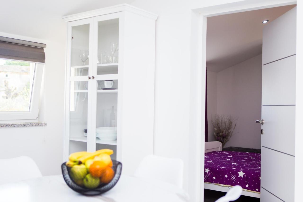 App Sara Apartment Kanfanar Bagian luar foto