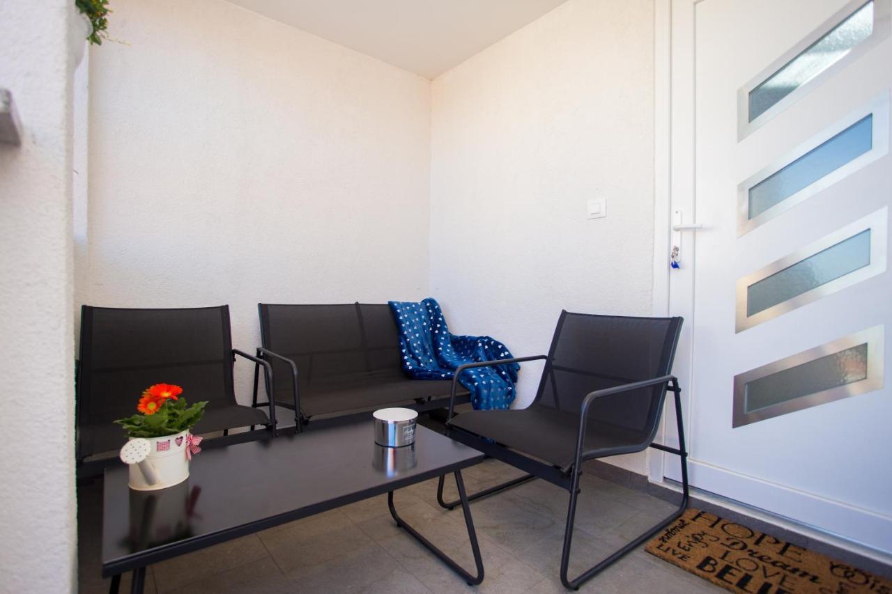 App Sara Apartment Kanfanar Bagian luar foto