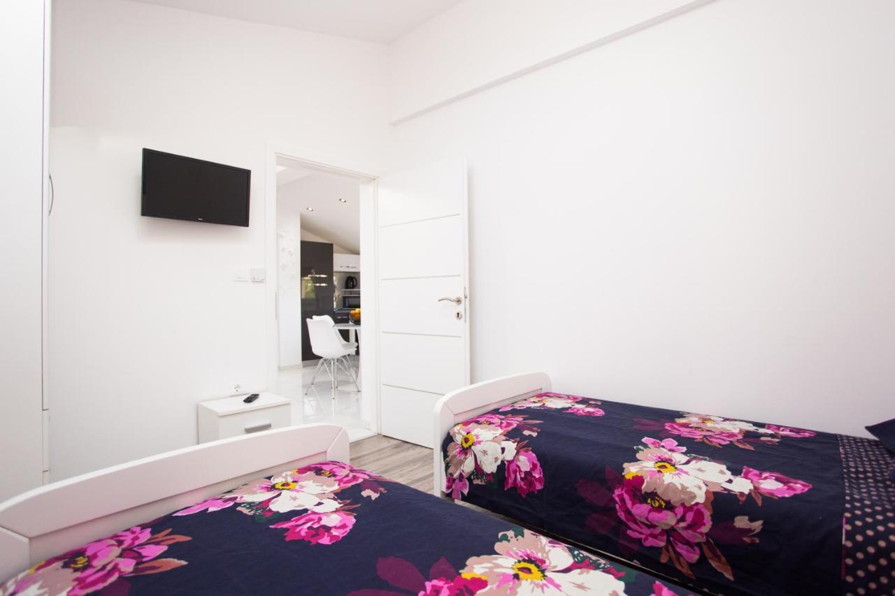 App Sara Apartment Kanfanar Bagian luar foto