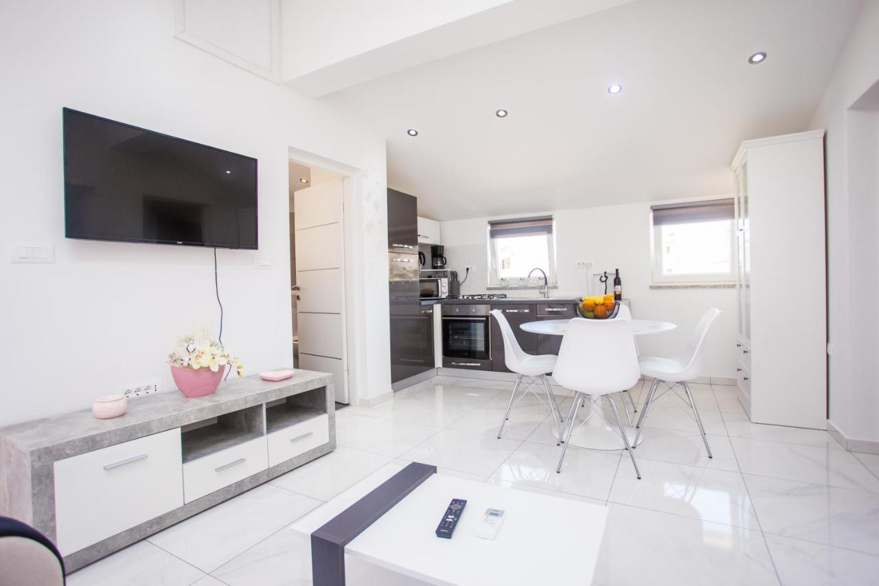 App Sara Apartment Kanfanar Bagian luar foto