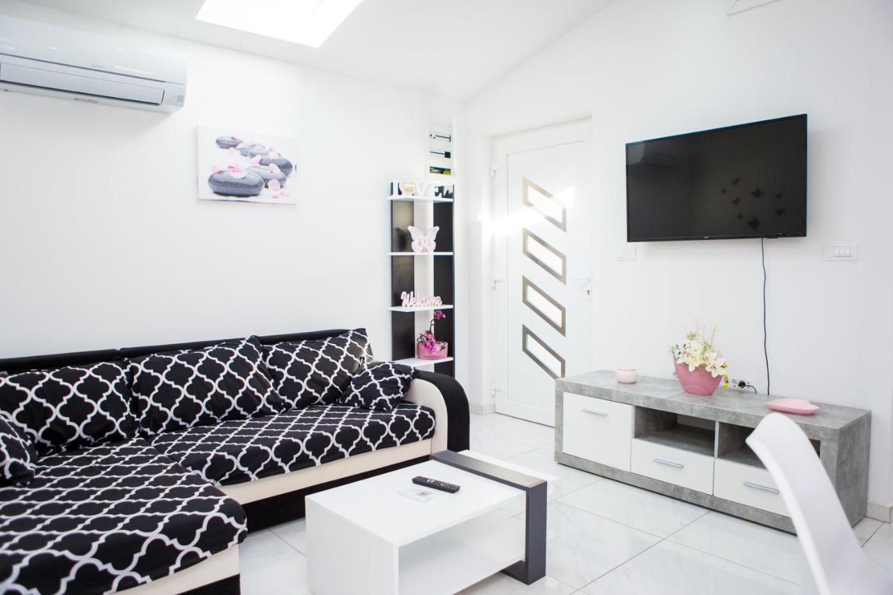 App Sara Apartment Kanfanar Bagian luar foto