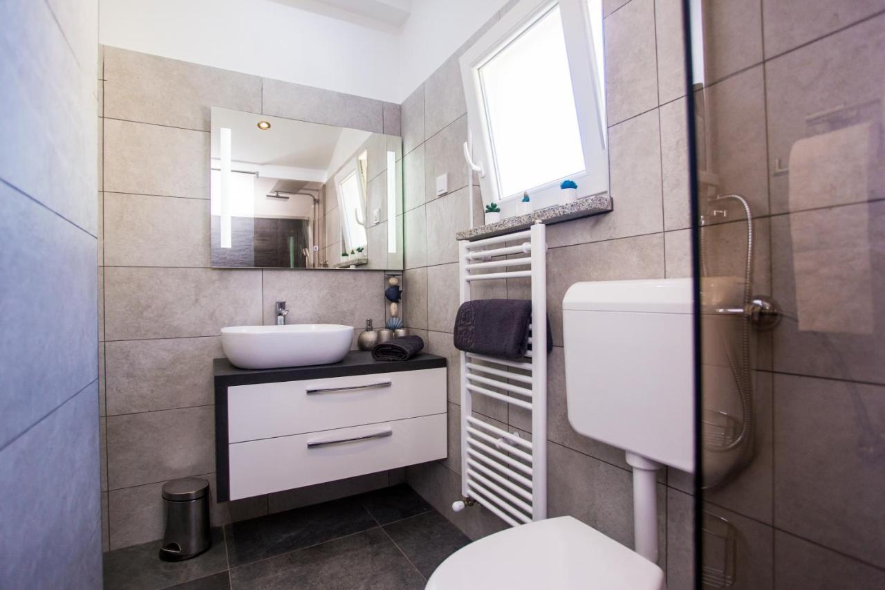 App Sara Apartment Kanfanar Bagian luar foto