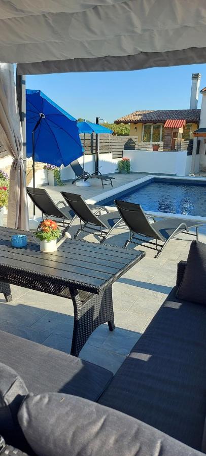 App Sara Apartment Kanfanar Bagian luar foto
